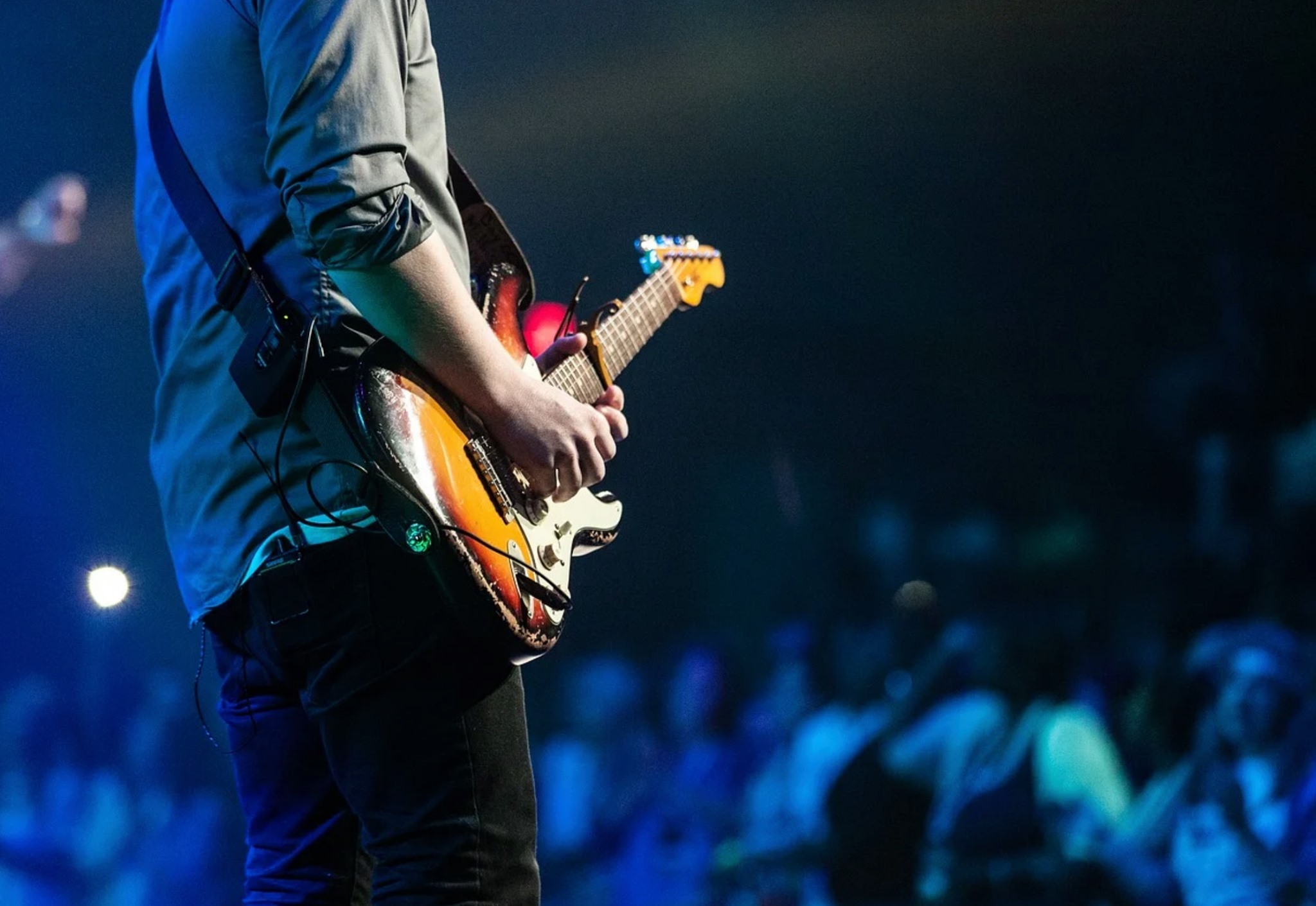 Hra na podiu Kytarista při hře