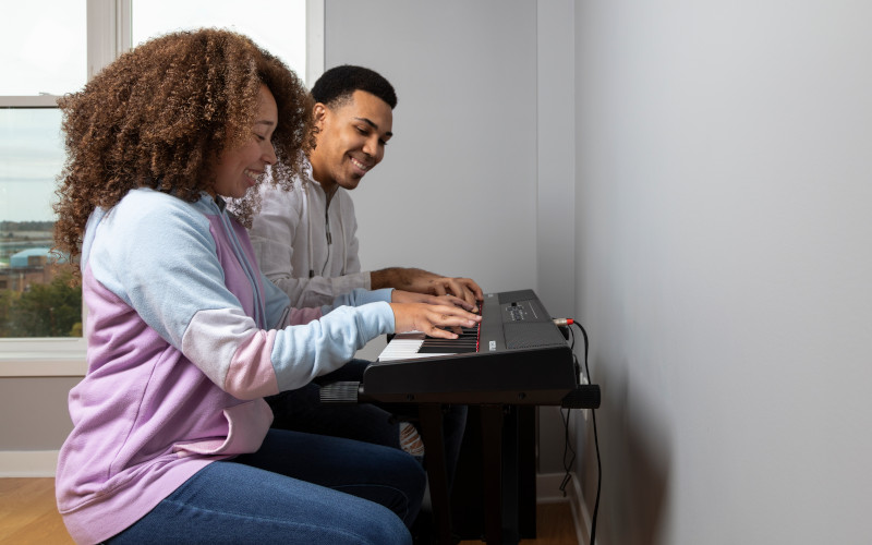 Mladí lidé hrající na ALESIS RECITAL 61