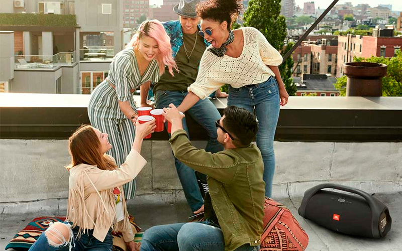 Černý JBL BOOMBOX 2 v exteriéru