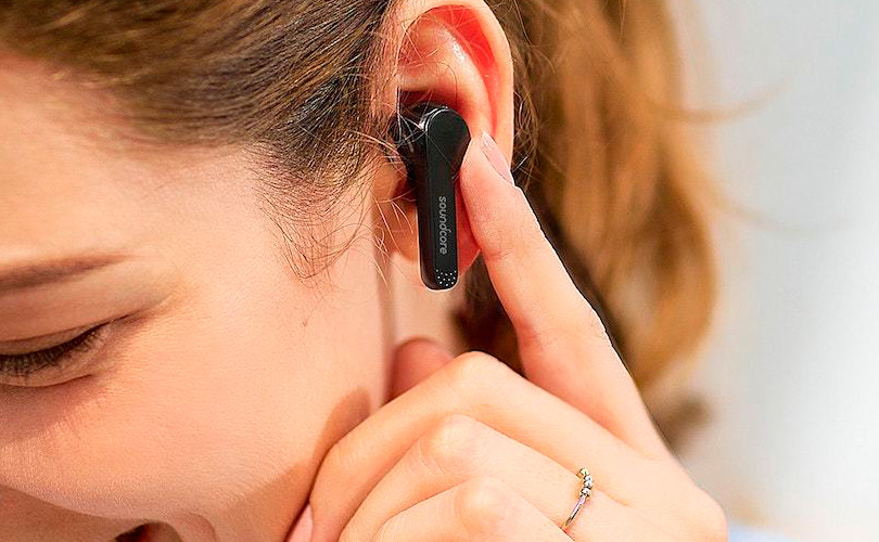 Sluchátko ANKER LIBERTY AIR v uchu ženy 