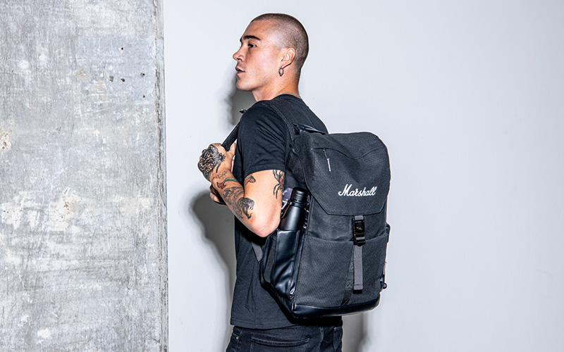 Muž s batohem MARSHALL UPTOWN ROCKSACK BLACK/WHITE