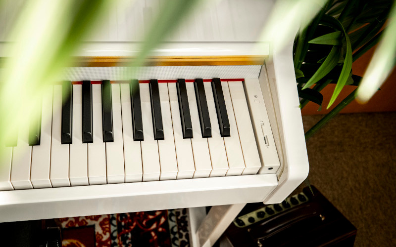 detail bílého piana HENRY’S Veretis HDP301