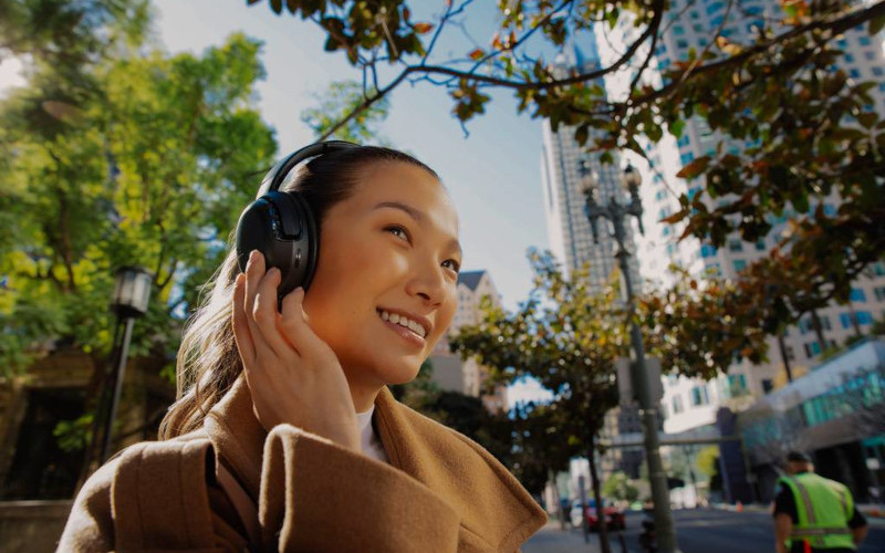 Slečna se sluchátky JBL TOUR ONE