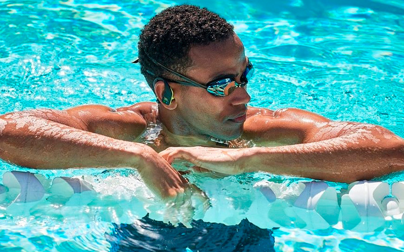 Muž v bazénu se sluchátky JBL ENDURANCE DIVE BT