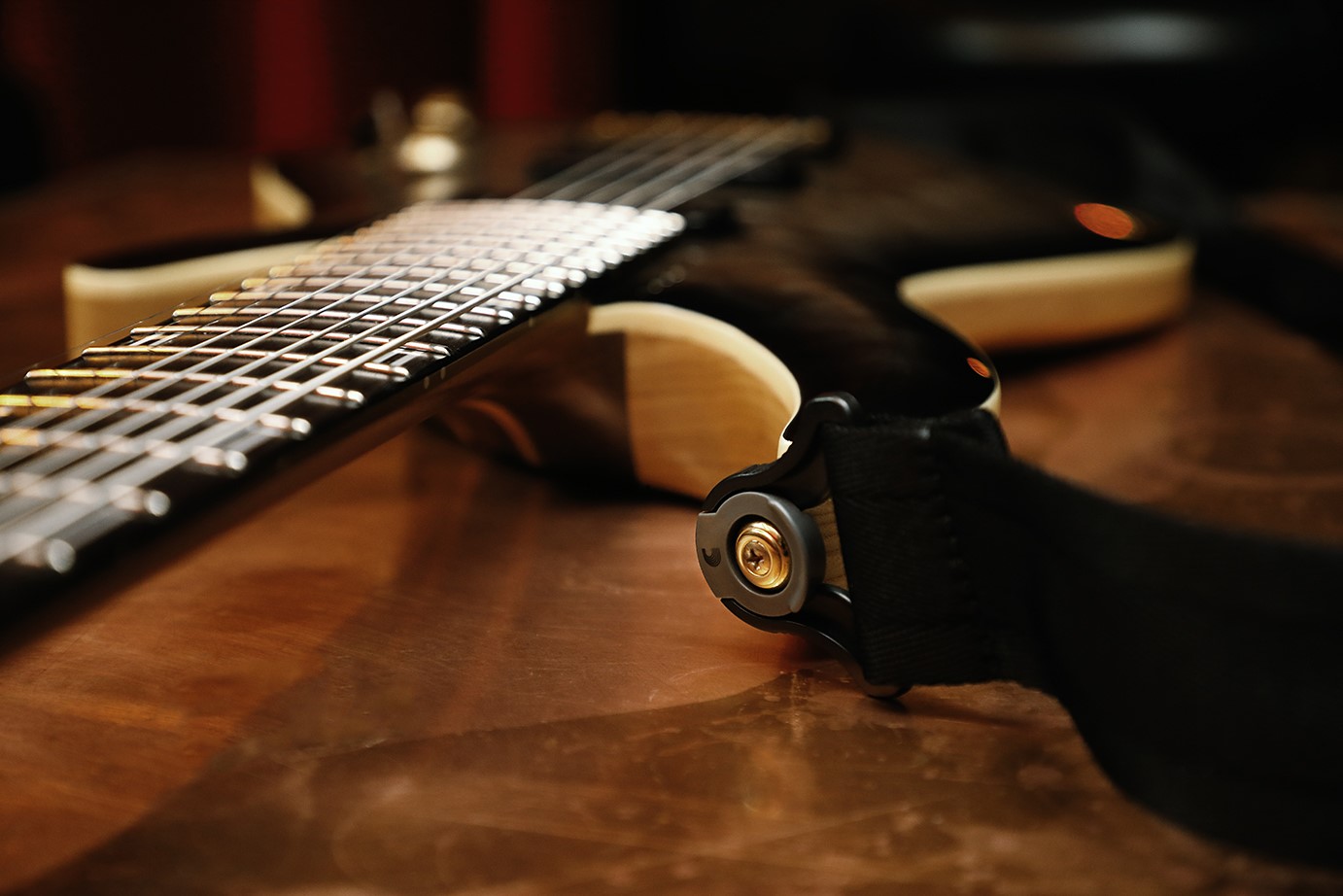 Detail strun na kytaře