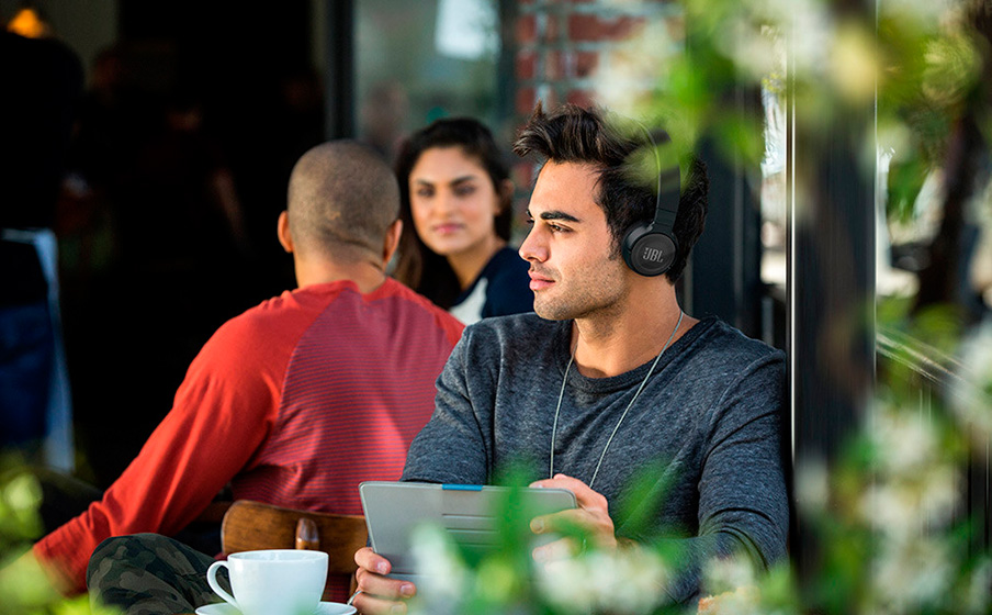 Muž s černými bezdrátovými sluchátky JBL TUNE600 BTNC