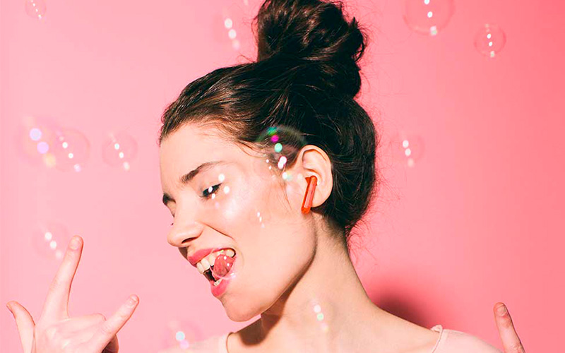 Sluchátka JBL TUNE 225TWS Slečna s oranžovými sluchátky JBL TUNE 225TWS