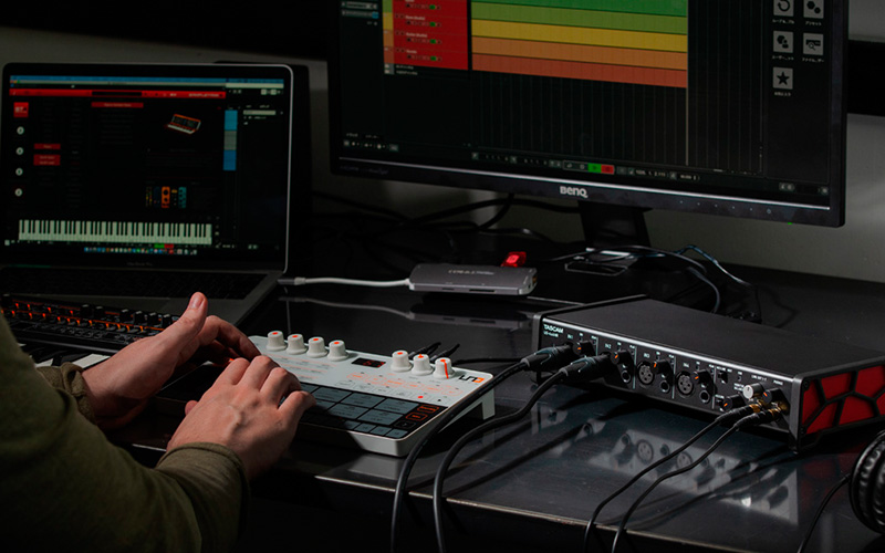 Zvuková karta TASCAM US-4X4HR v nahrávacím studiu