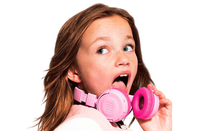 Sluchátka JBL JR300 BT PI Slečna s růžovými sluchátky JBL JR300 BT