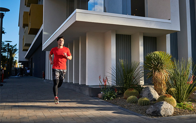 Běžící muž se sluchátky REFLECT MINI2 BT BLACK