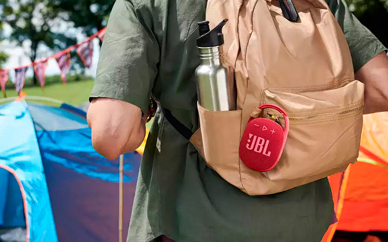 Reproduktor JBL CLIP 4 připnutý na batohu