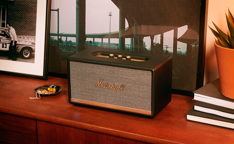 Reproduktor MARSHALL STANMORE II GOOGLE BLACK stojící na polici
