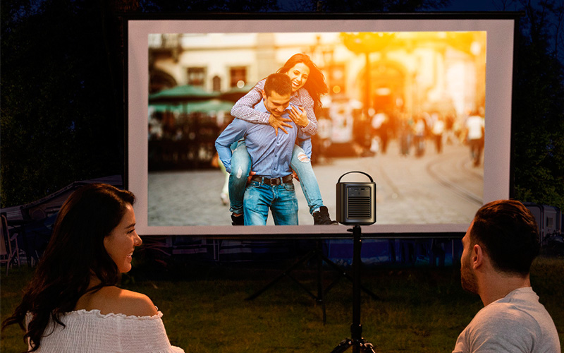 Projektor ANKER NEBULA MARS II PRO Promítání na zahradě pomocí ANKER NEBULA MARS II PRO