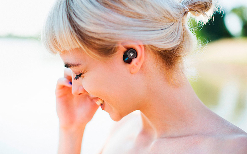 Sluchátka JBL TUNE120TWS Detail nasazeného sluchátka JBL TUNE120TWS