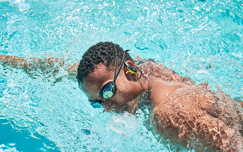 Sluchátka JBL ENDURANCE DIVE BT Plavec s černozelenými sluchátky JBL ENDURANCE DIVE BT