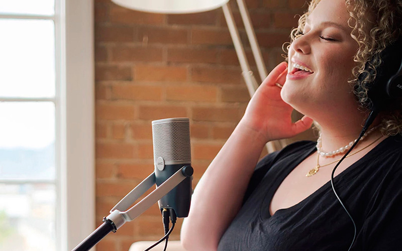 Zpěvačka s mikrofonem AKG C22-USB ARA