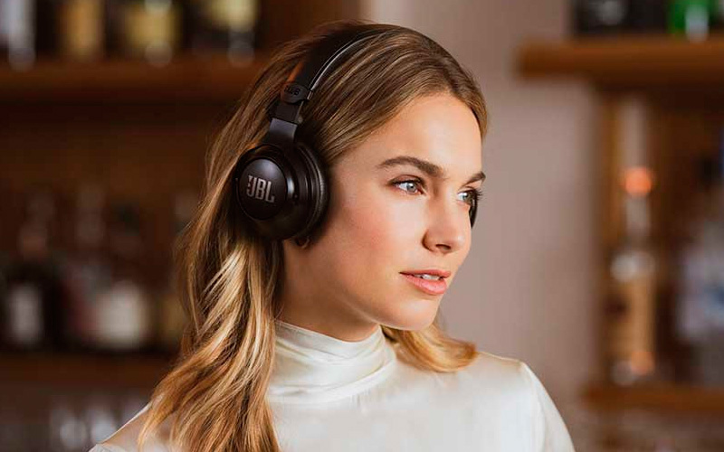 Mladá žena se sluchátky JBL CLUB 700BT