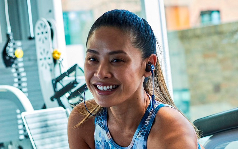 Sluchátka JBL REFLECT MINI2 BT BLUE Dívka se sluchátky JBL REFLECT MINI2 BT BLUE