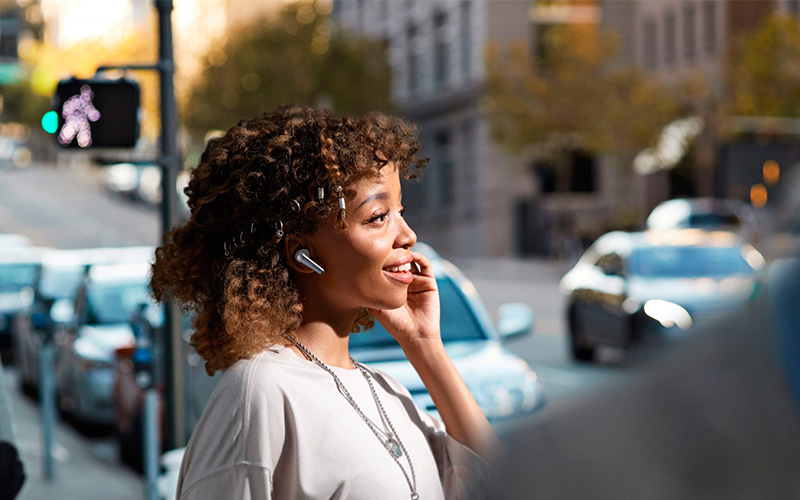 Sluchátka ANKER SOUNDCORE LIBERTY AIR 2 PRO Žena se sluchátky ANKER SOUNDCORE LIBERTY AIR 2 PRO