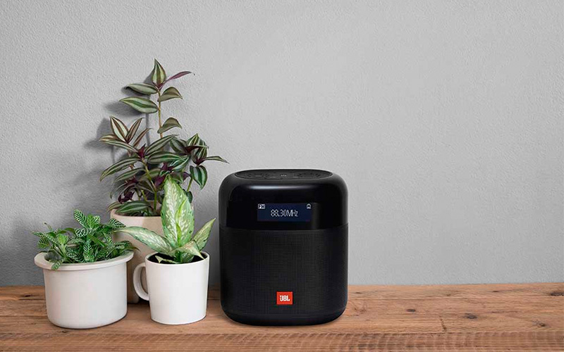 Bezdrátový reproduktor JBL TUNER XL Bezdrátový reproduktor JBL TUNER XL na komodě