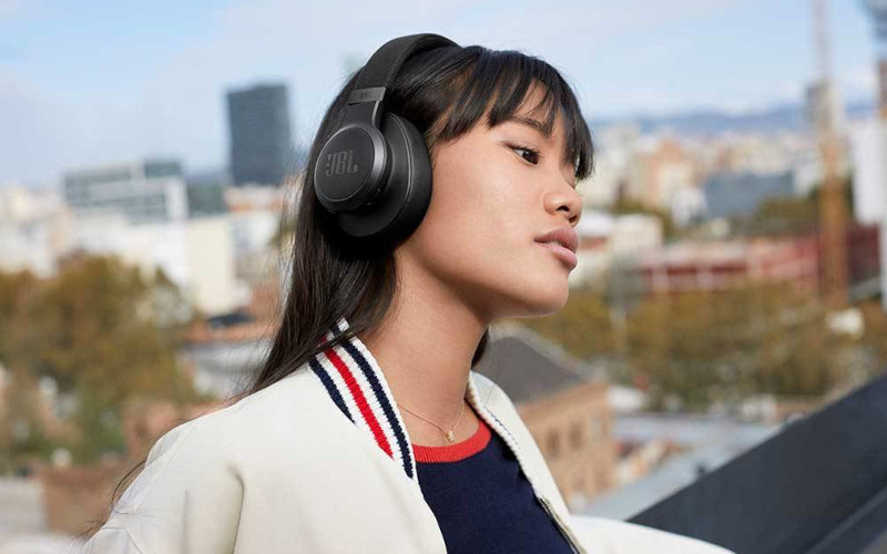 Černá sluchátka JBL LIVE660NC