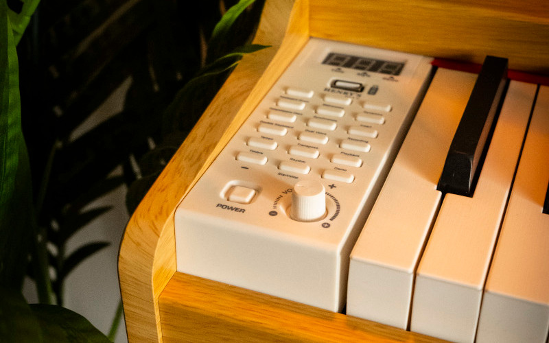 detail ovládacího panelu piana Vila