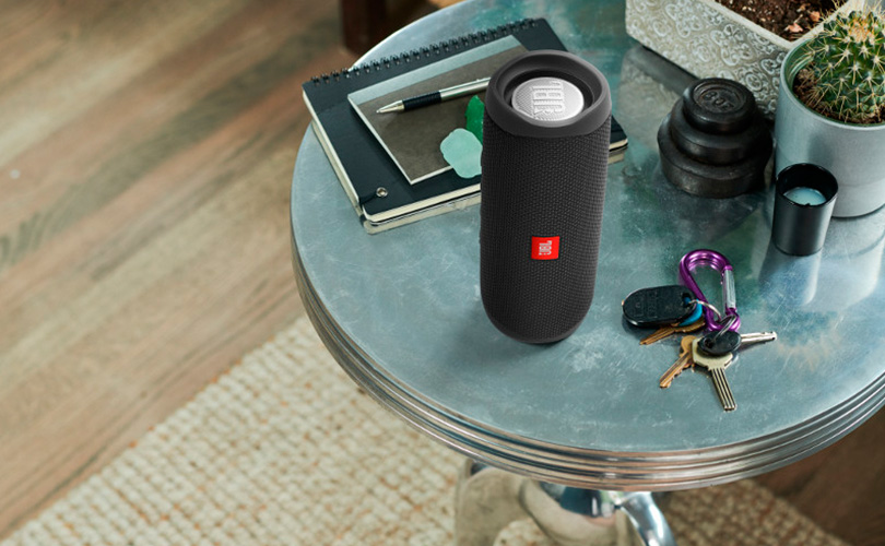 Reproduktor JBL FLIP 5  na stole