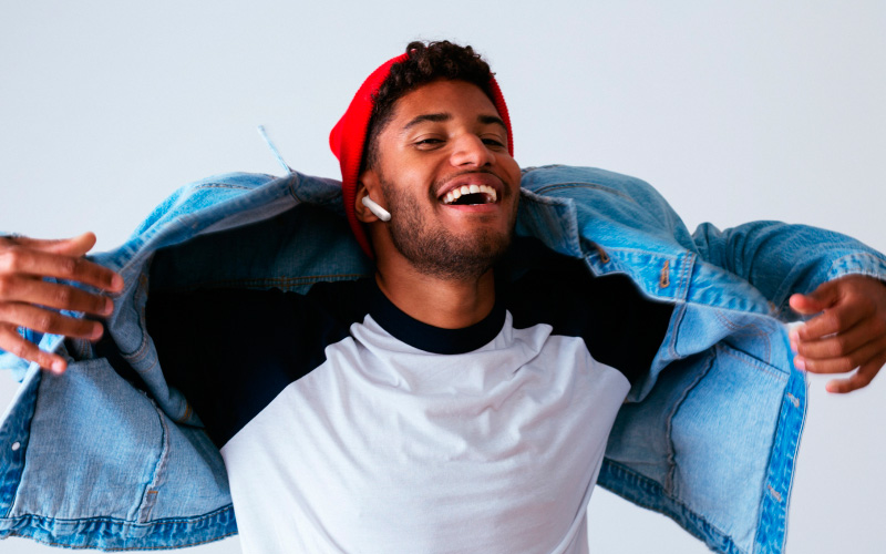 Mladík s bílými sluchátky JBL TUNE 225TWS