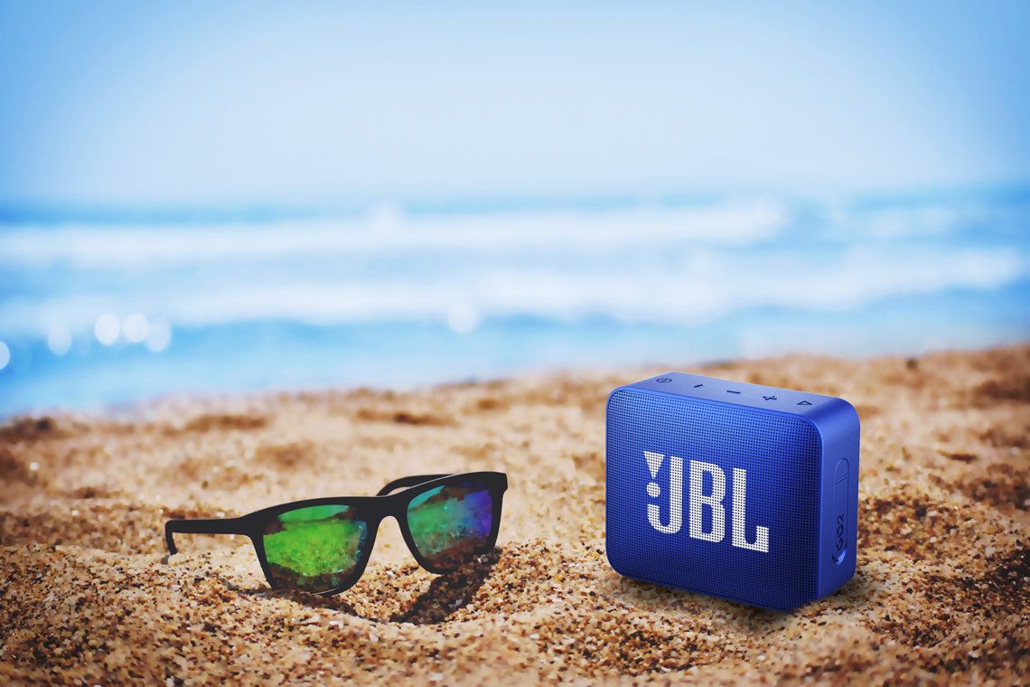 Modrý JBL GO2 na pláži