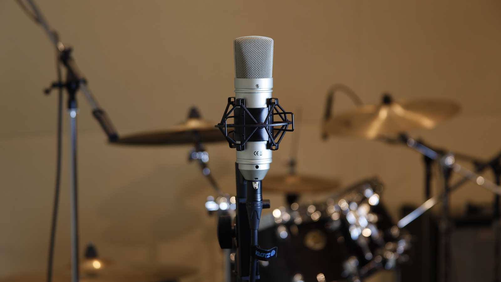 Studiový mikrofon u bicích