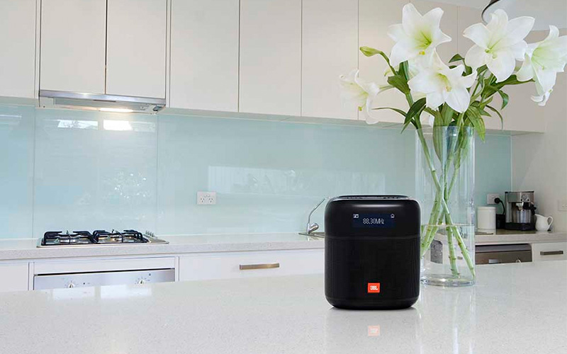 Bezdrátový reproduktor JBL TUNER XL Bezdrátový reproduktor JBL TUNER XL v kuchyni