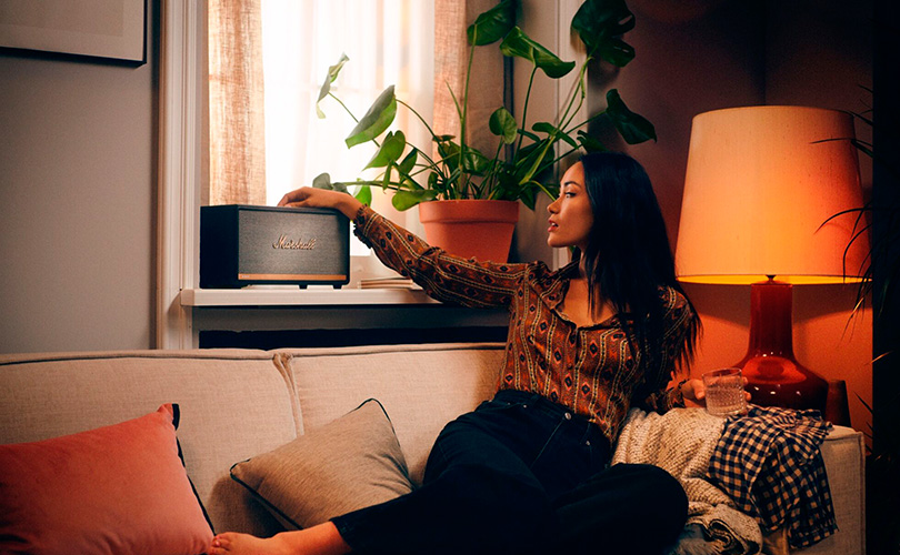 Přenosný reproduktor MARSHALL STANMORE II GOOGLE BLACK v obývacím pokoji