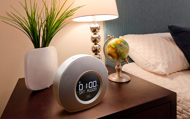 Budík JBL HORIZON WHITE na nočním stolku