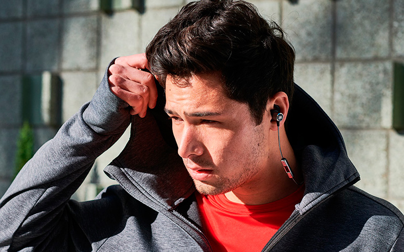 Muž se sluchátky REFLECT MINI2 BT BLACK