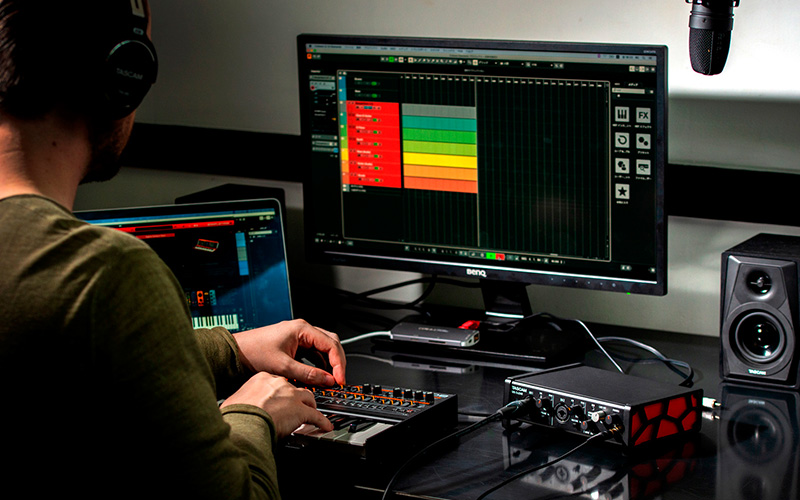 Zvuková karta TASCAM US-2X2HR ve studiu