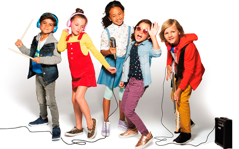 Sluchátka JBL JR300 BT PI Skupinka dětí se sluchátky JBL JR300 BT