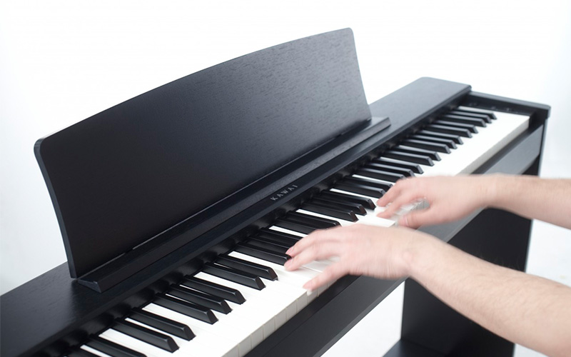 Piano KAWAI CL36 B při hře