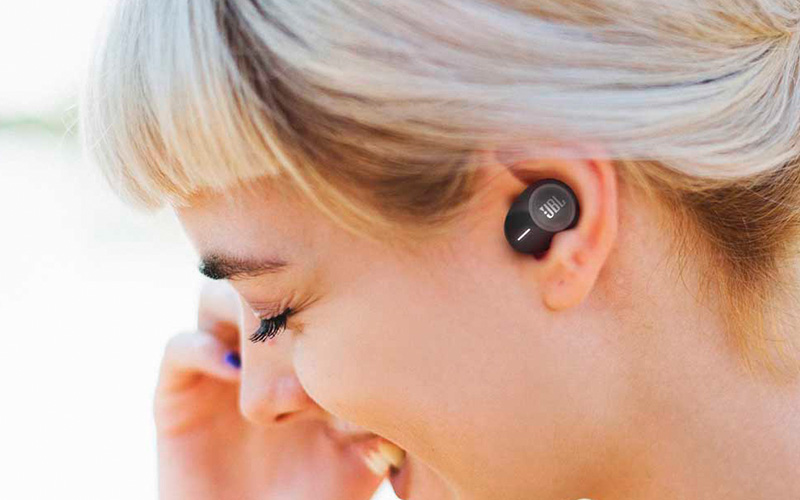 Sluchátka JBL TUNE 125TWS Dívka s černými sluchátky JBL TUNE 125TWS