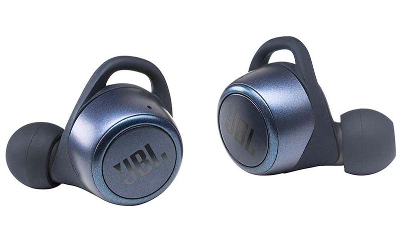 Detail modrých sluchátek JBL LIVE 300TWS