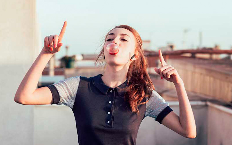 Slečna s černými sluchátky JBL TUNE 225TWS