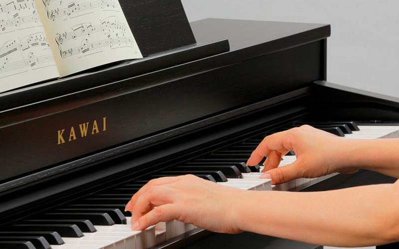 Digitální piano KAWAI CN 39 R Detail hry na piano KAWAI CN 39 R