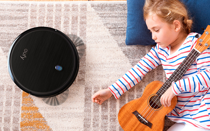 Vysavač ANKER EUFY ROBOVAC 11S Spící dítě s vysavačem ANKER EUFY ROBOVAC 11S